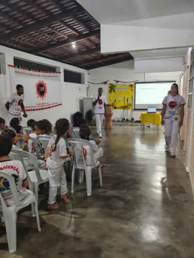 Leandro Ferreira realizando o “Roda de Capoeira na Praça”