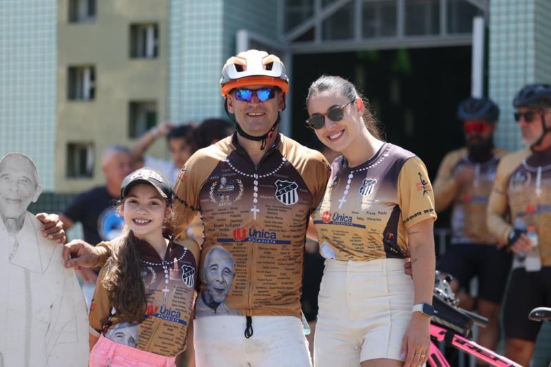 Leandro Ferreira recebendo o “XI PEDAL ROMARIA”  